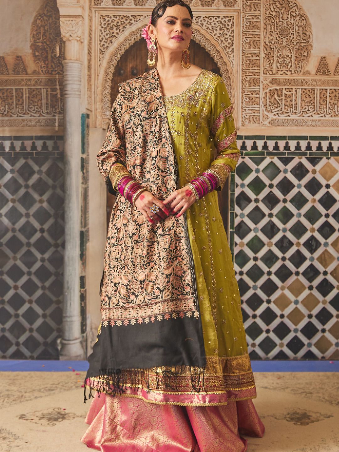 Dhiyona PA Women Floral Embroidered Shawl