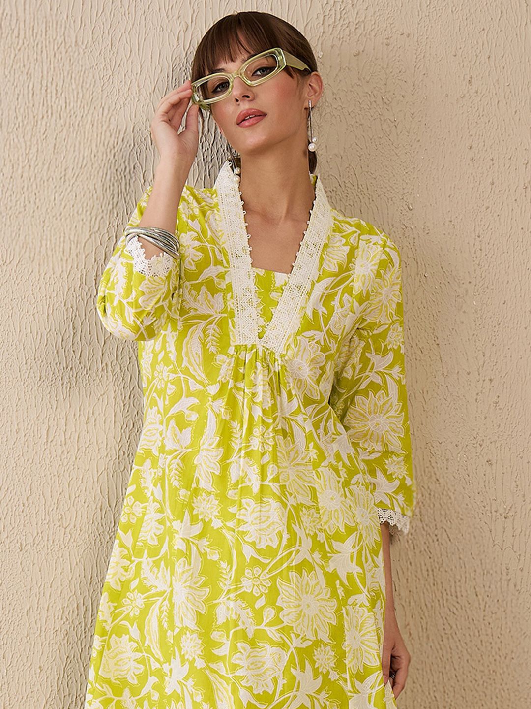 Women Floral Printed Panelled Pure Cotton Kurta with Trousers