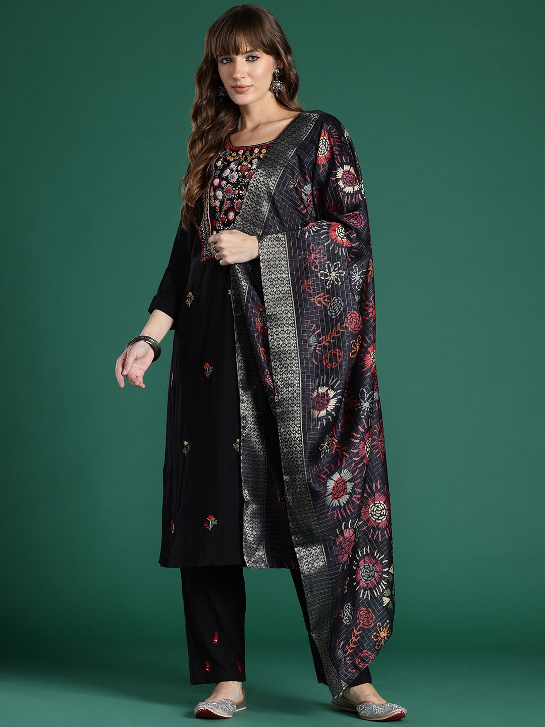 Floral Embroidered Regular Thread Work Kurta with Trousers & With Dupatta