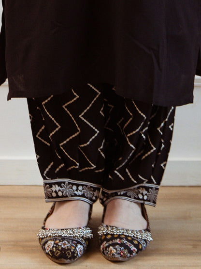 Dhiyona IE Women Embroidered Regular Beads and Stones Kurta with Trousers