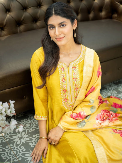 Women Floral Embroidered Regular Sequinned Kurta with Trousers & With Dupatta