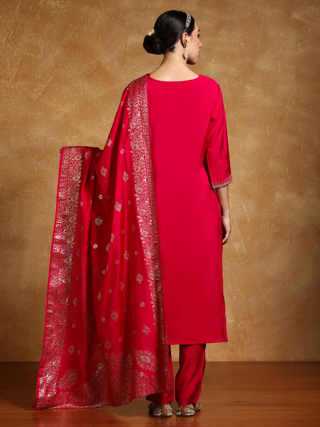 Dhiyona VA Women'sFloral Embroidered Round Neck Straight Kurta With Trousers & Dupatta