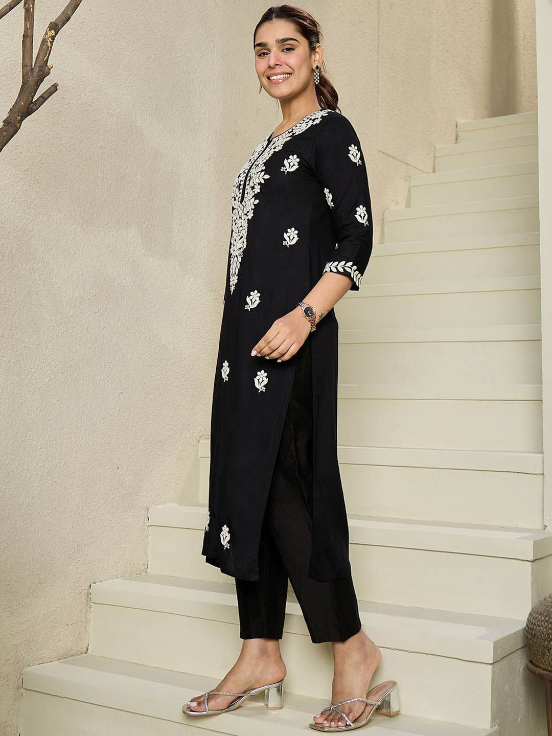 Dhiyona IE Floral Embroidered Notch Neck Kurta
