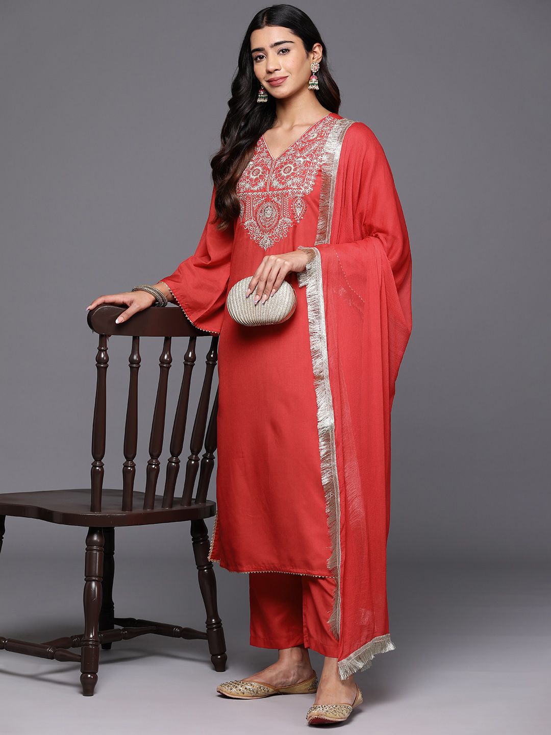 Dhiyona VA Women'sFloral Yoke Design V-Neck Thread Work Straight Kurta With Trousers & Dupatta