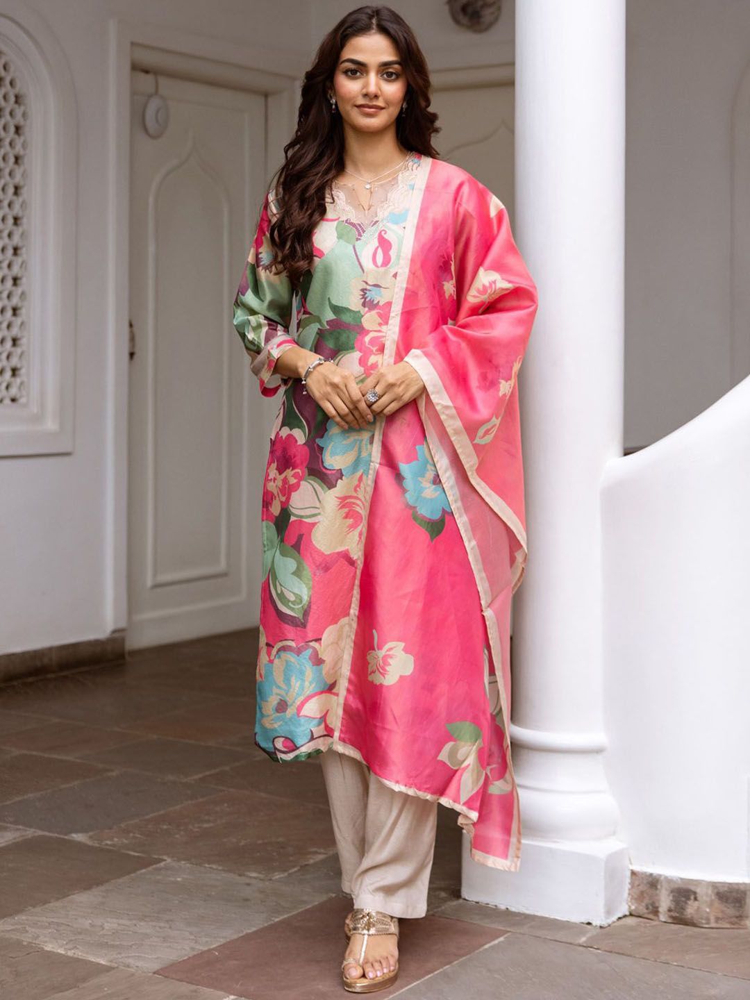 Women Floral Printed Regular Kurta with Trousers & With Dupatta