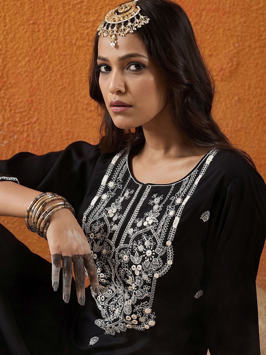 Dhiyona IE Floral Embroidered Notch Neck Thread Work Straight Kurta
