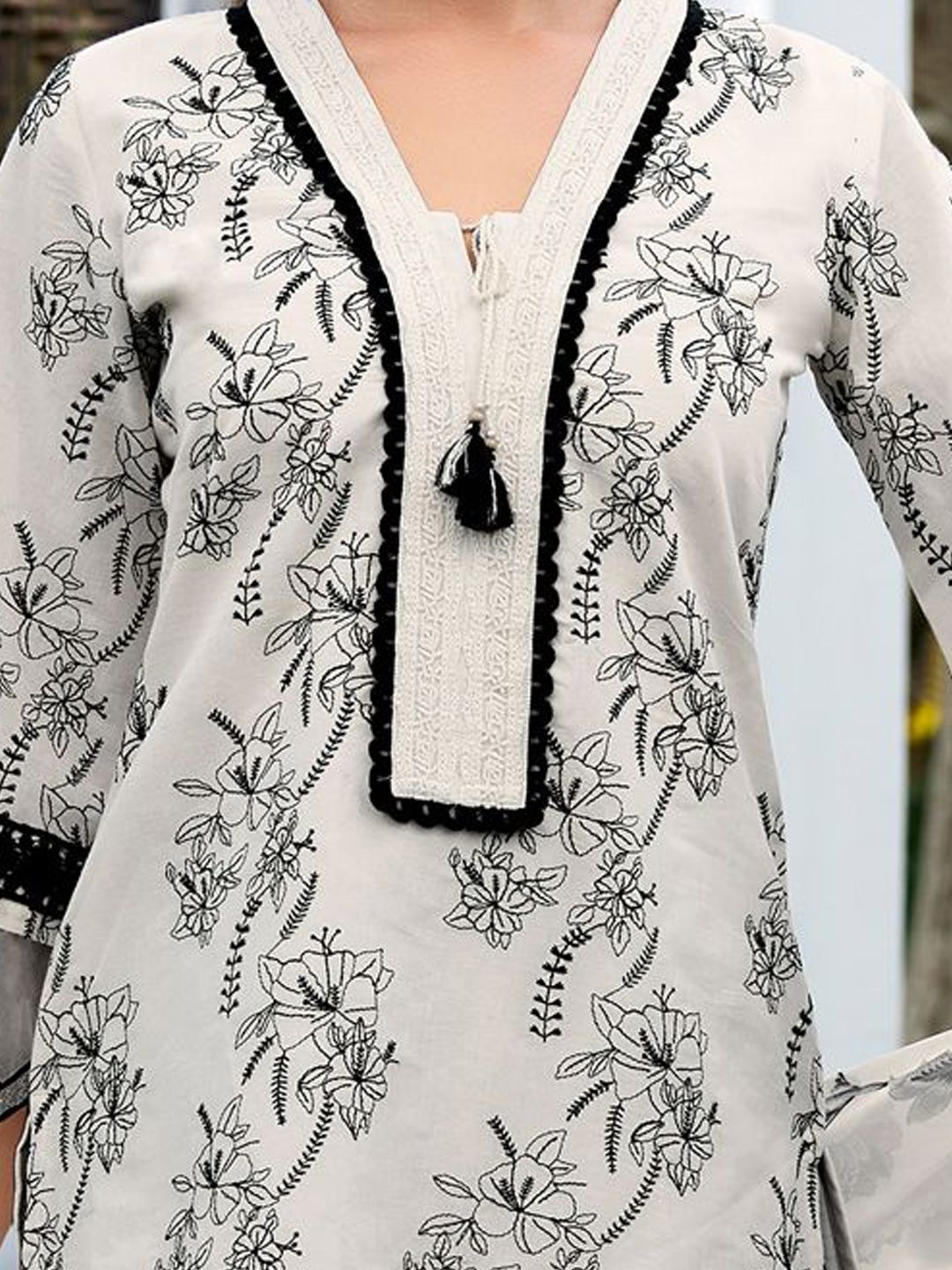 Floral Embroidered Regular Thread Work Pure Cotton Kurta & Trousers With Dupatta