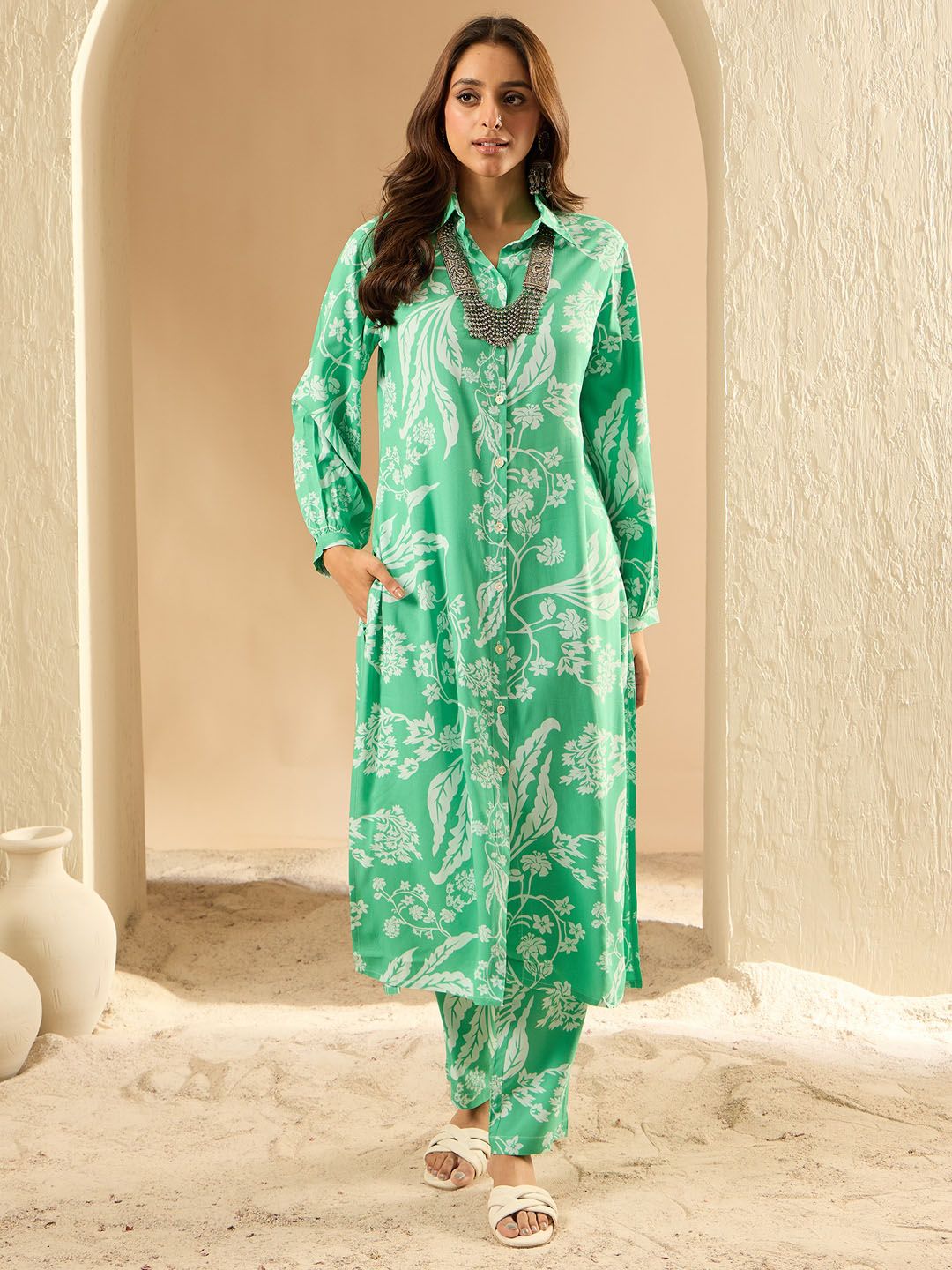 Dhiyona IE Women Floral Printed Regular Kurta with Trousers