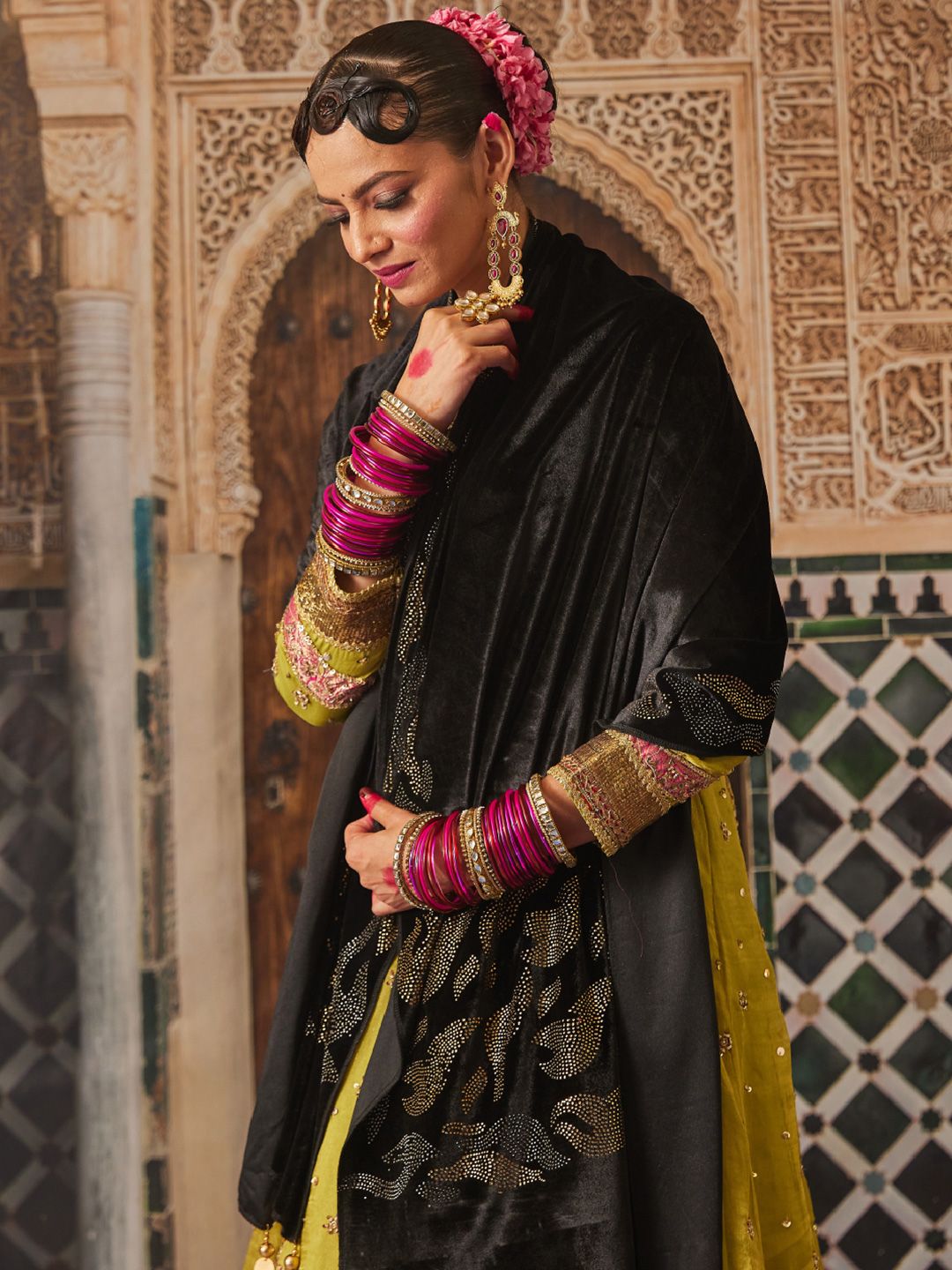 Dhiyona PA Women Paisley Velvet Shawl