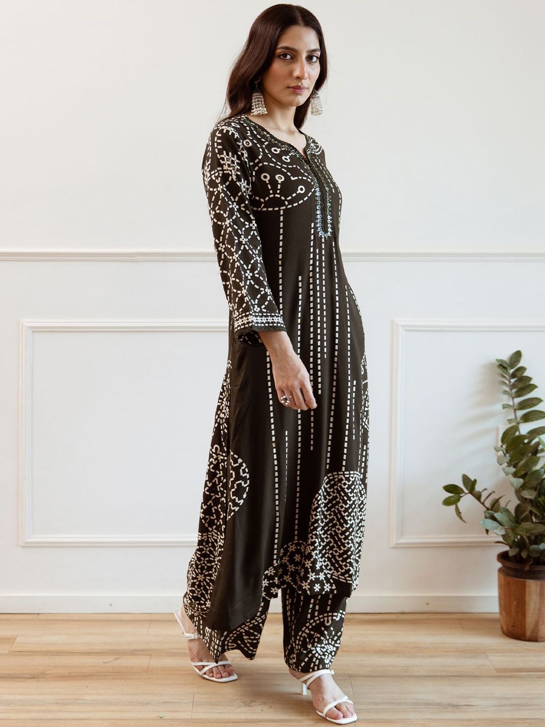 Women Printed Regular Beads and Stones Kurta with Trousers