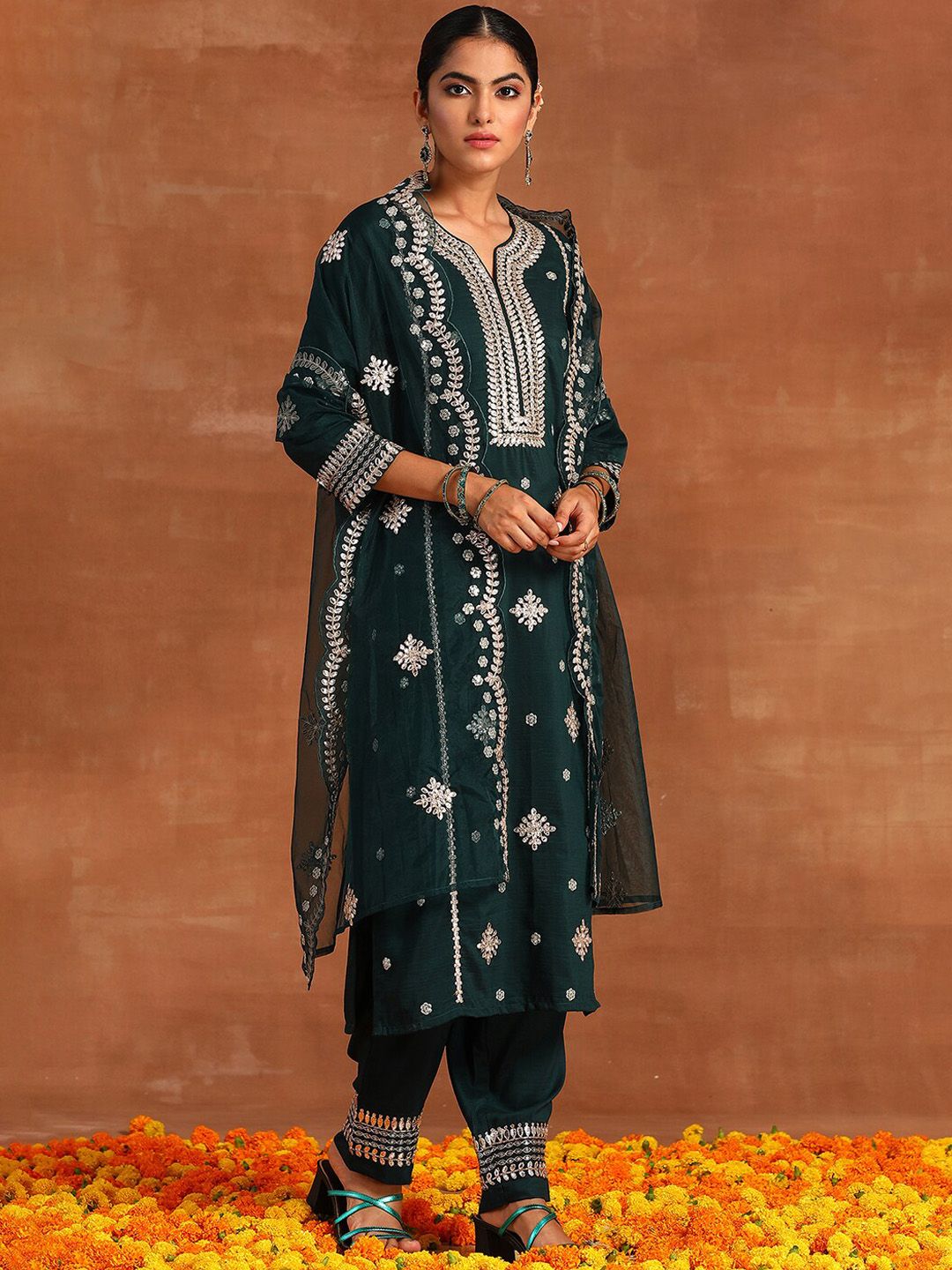 Dhiyona IE Ethnic Motifs Embroidered Thread Work Kurta & Trousers With Dupatta