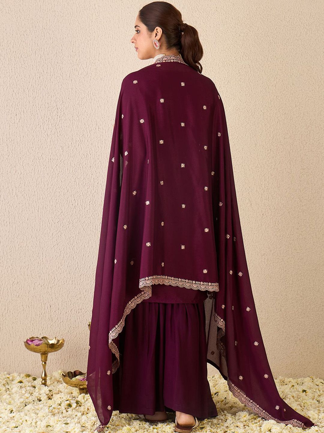 Dhiyona IE Floral Embroidered Sweetheart Neck Kurta With Sharara & Dupatta