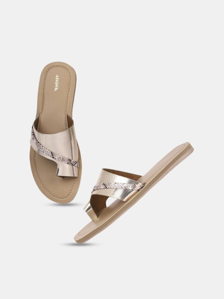 Dhiyona AK Women Textured One Toe Flats