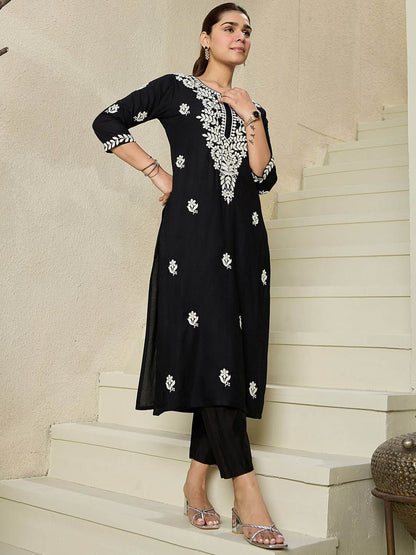 Dhiyona IE Floral Embroidered Notch Neck Kurta