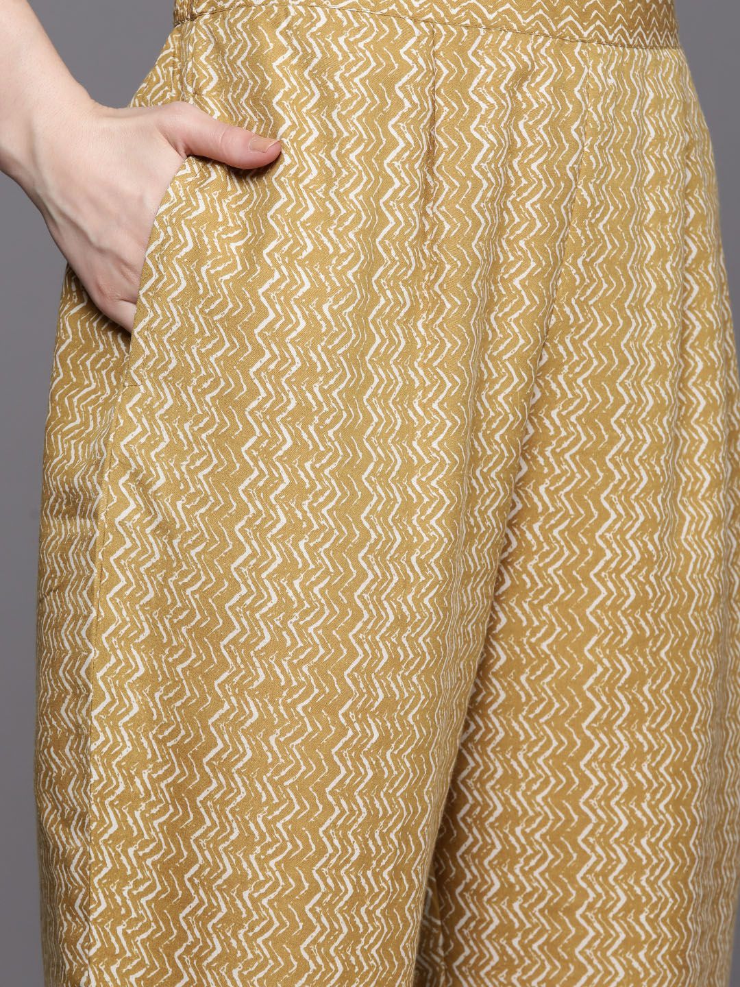 Bandhani Printed Regular Thread Work Pure Cotton Kurta With Trousers & Dupatta