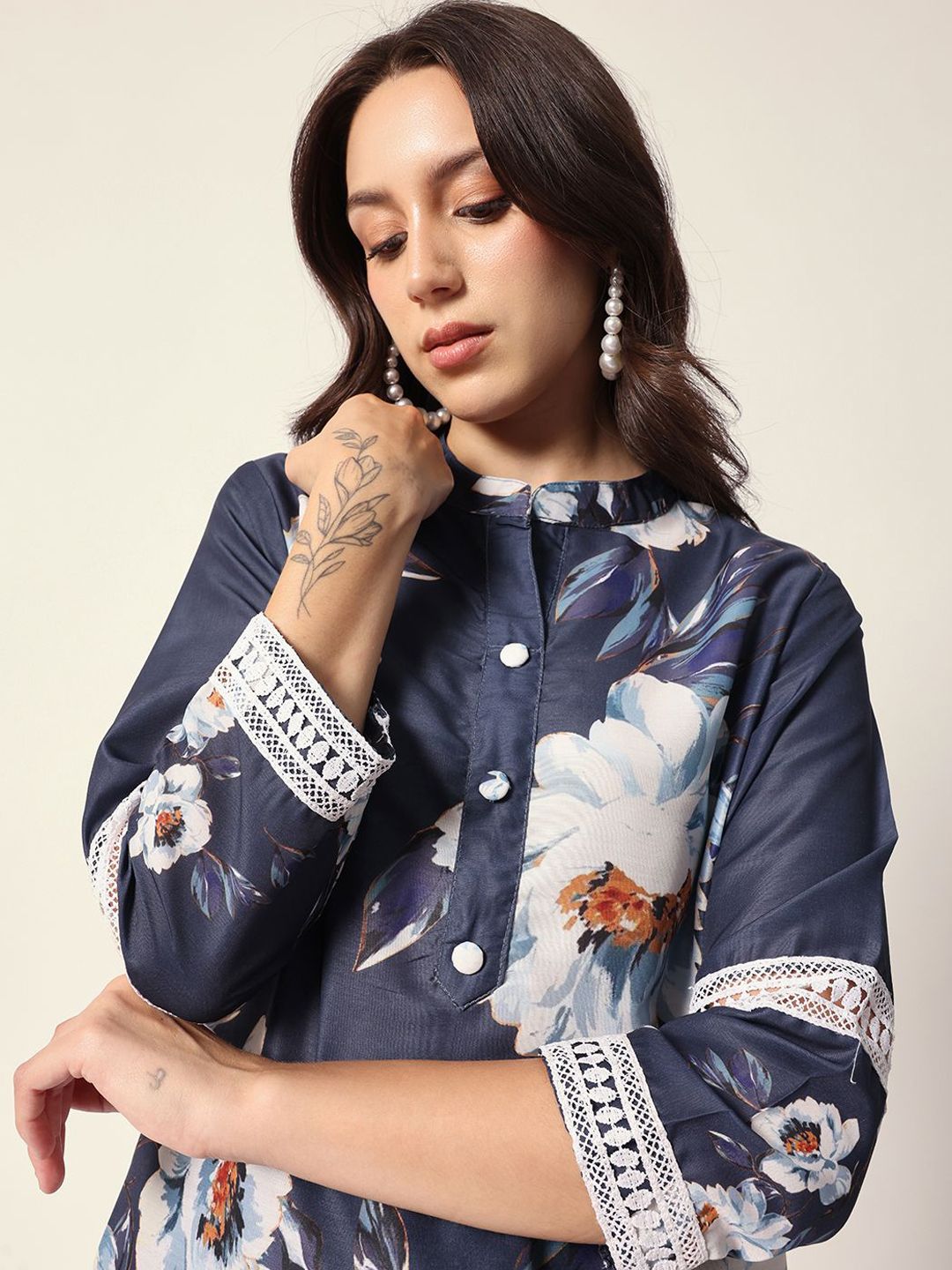 Dhiyona IS Women's Floral Printed Mandarin Collar Straight Kurta With Trousers