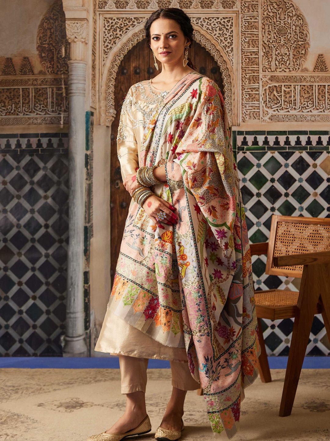 Dhiyona PA Women Animal Embroidered Shawl