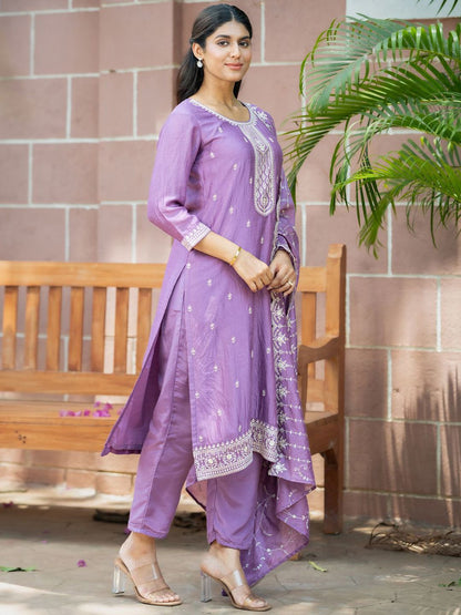 Women Floral Embroidered Regular Thread Work Kurta with Trousers & Dupatta