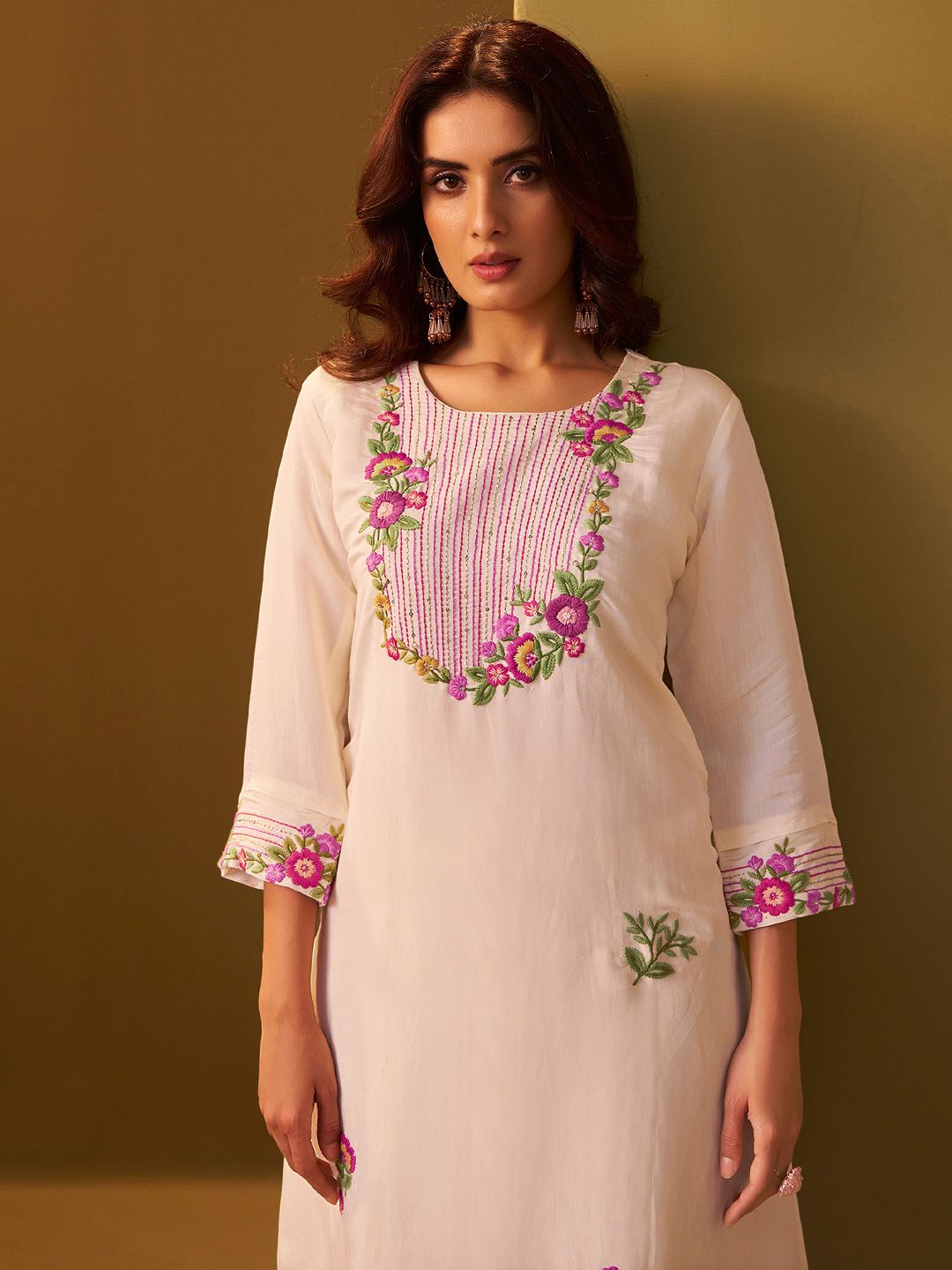 Dhiyona IE Women Floral Embroidered Thread Work Round Neck Straight Kurta with Trousers
