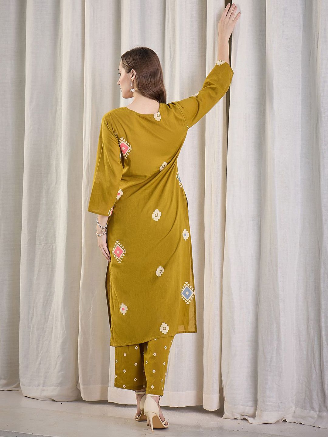 Women Geometric Printed Cotton Kurta with Trousers