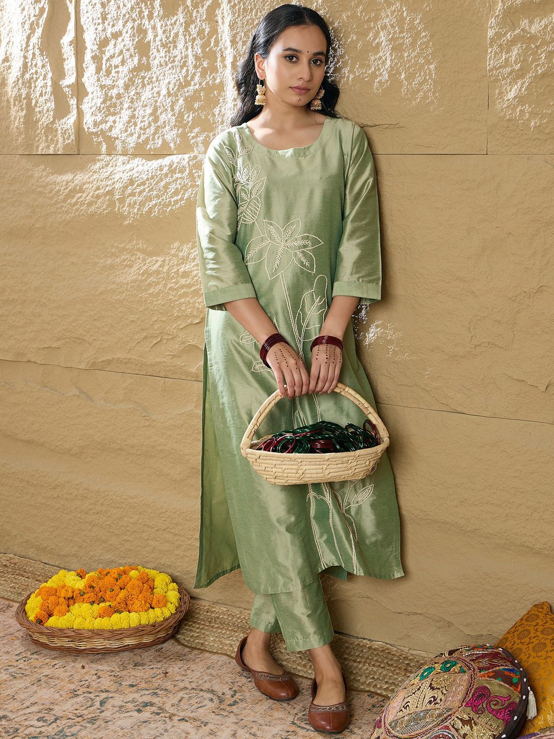 Dhiyona IE Women Floral Embroidered Regular Thread Work Kurta with Trousers