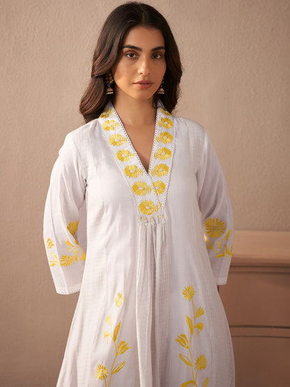 Dhiyona IE Women Floral Embroidered Regular Thread Work Pure Cotton Kurta with Trousers & With Dupatta