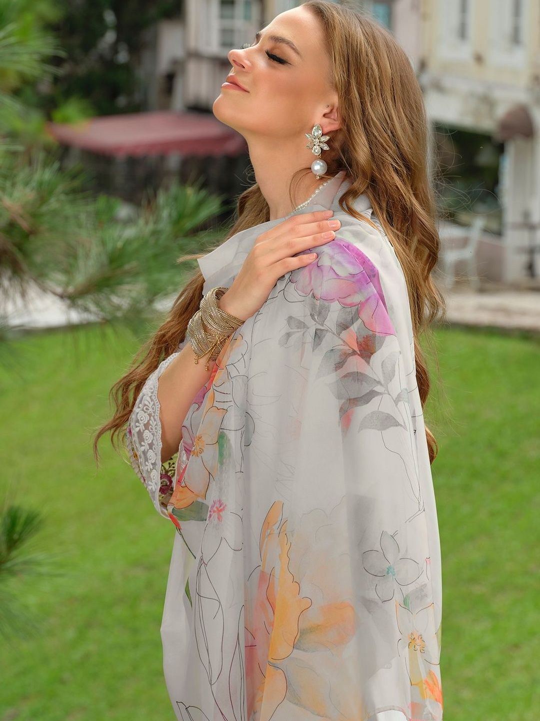 Women Floral Embroidered Regular Thread Work Liva Kurta with Trousers & With Dupatta