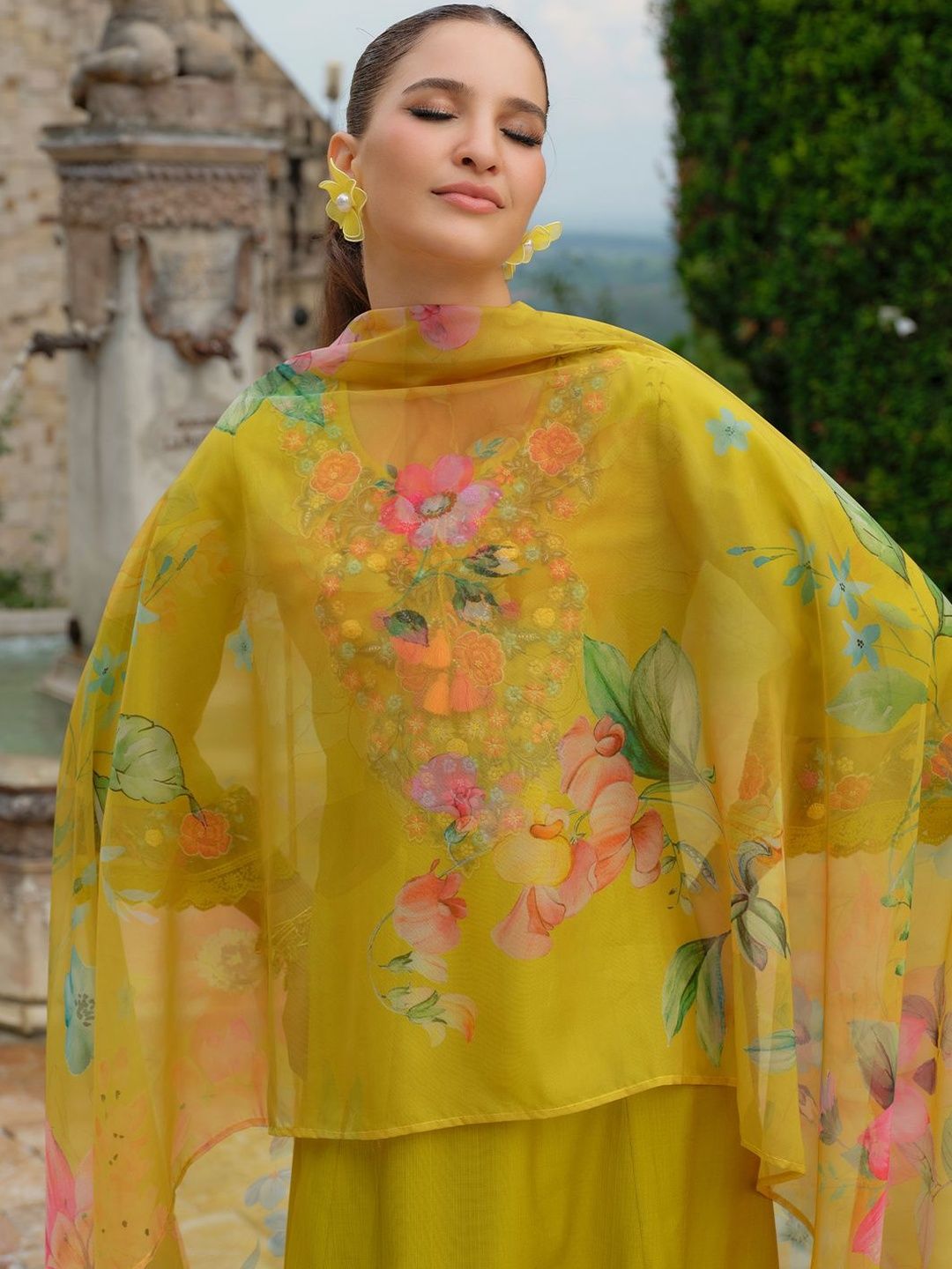 Women Floral Embroidered Regular Thread Work Kurta And Trousers With Dupatta