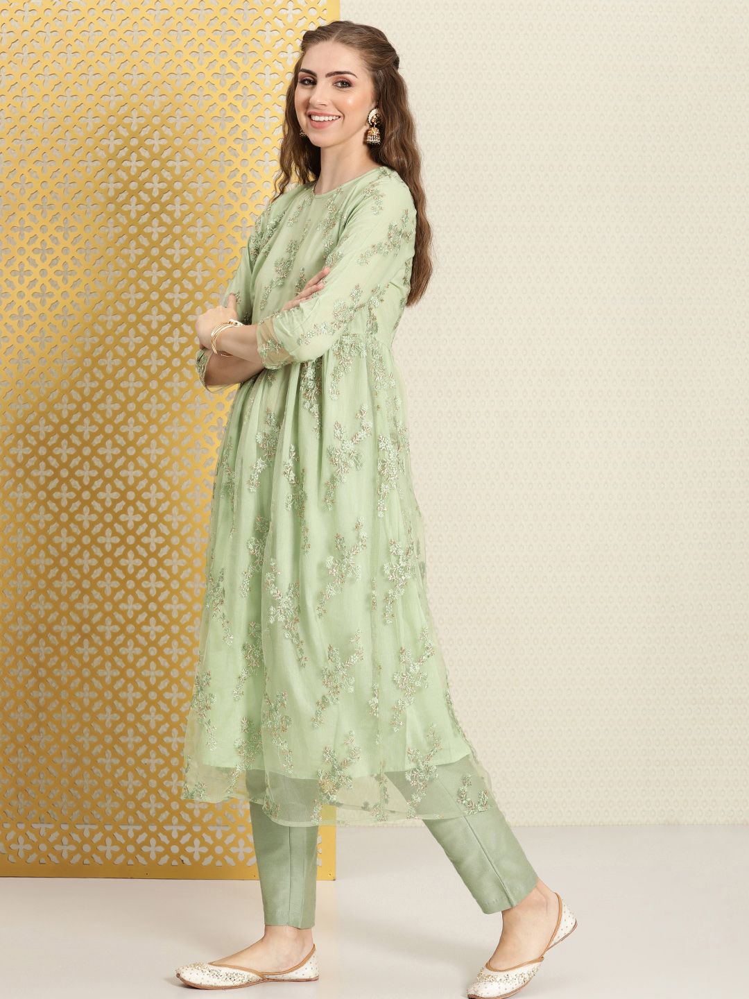 Dhiyona PD Women Women Floral Embroidered Empire Thread Work Net Jashn Kurta Set