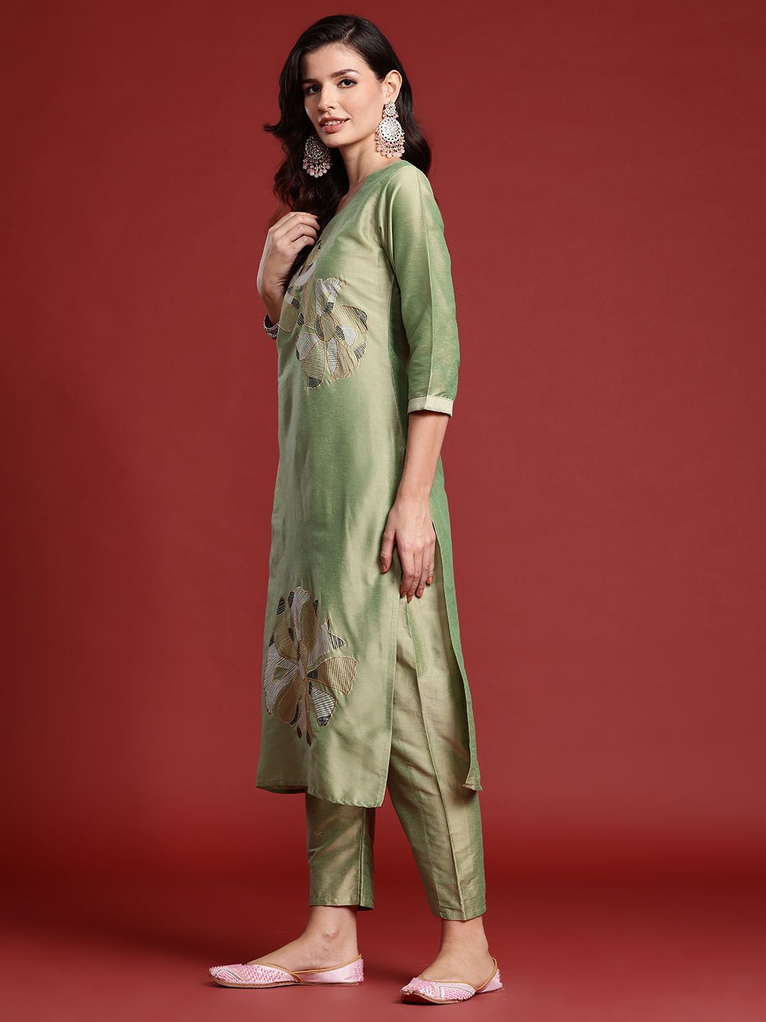Dhiyona IE Floral Embroidered Thread Work Kurta with Trousers