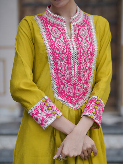 Dhiyona IE Women Ethnic Motifs Embroidered Pleated Mirror Work Kurta with Trousers