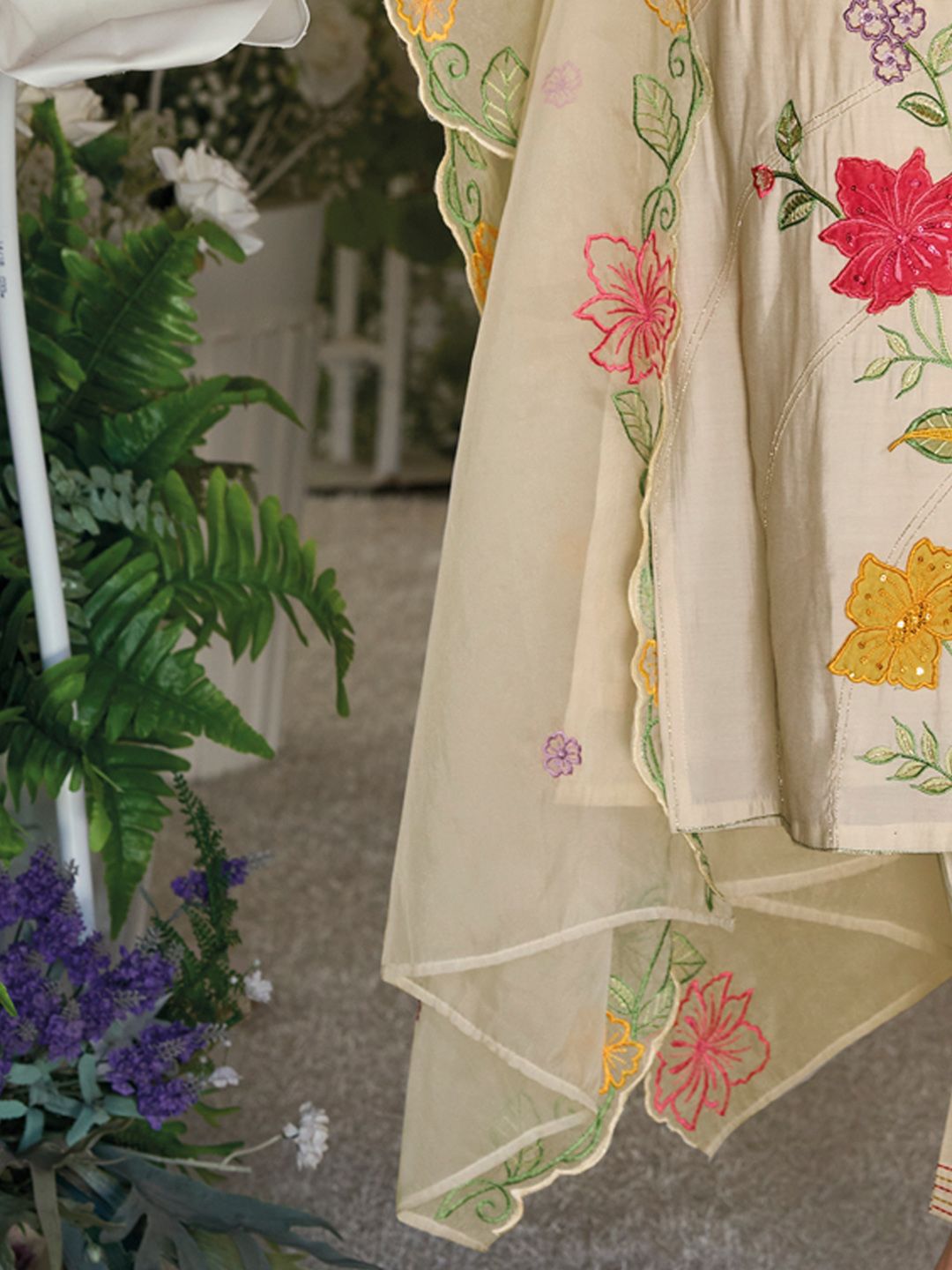 Women Floral Embroidered Regular Thread Work Kurta with Trousers & With Dupatta