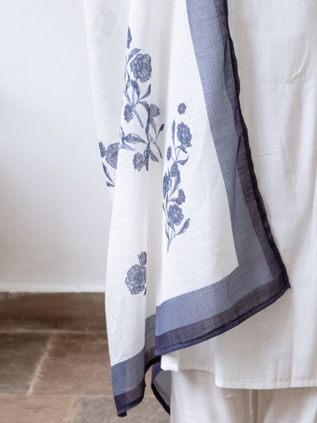 Women Floral Embroidered Regular Thread Work Pure Cotton Kurta with Trousers & With Dupatta