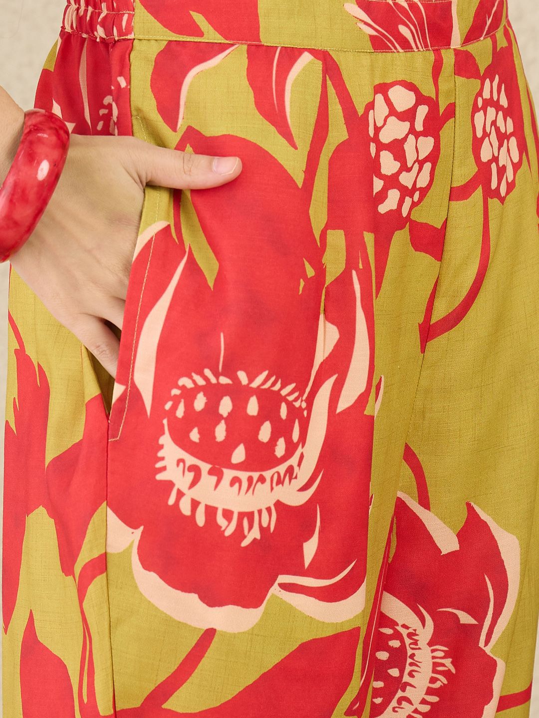 Dhiyona IE Women Floral Printed Regular Kurta with Trousers