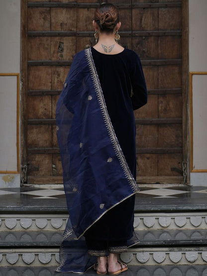 Dhiyona IE Ethnic Motifs Embroidered Thread Work Velvet Kurta With Trousers & Dupatta