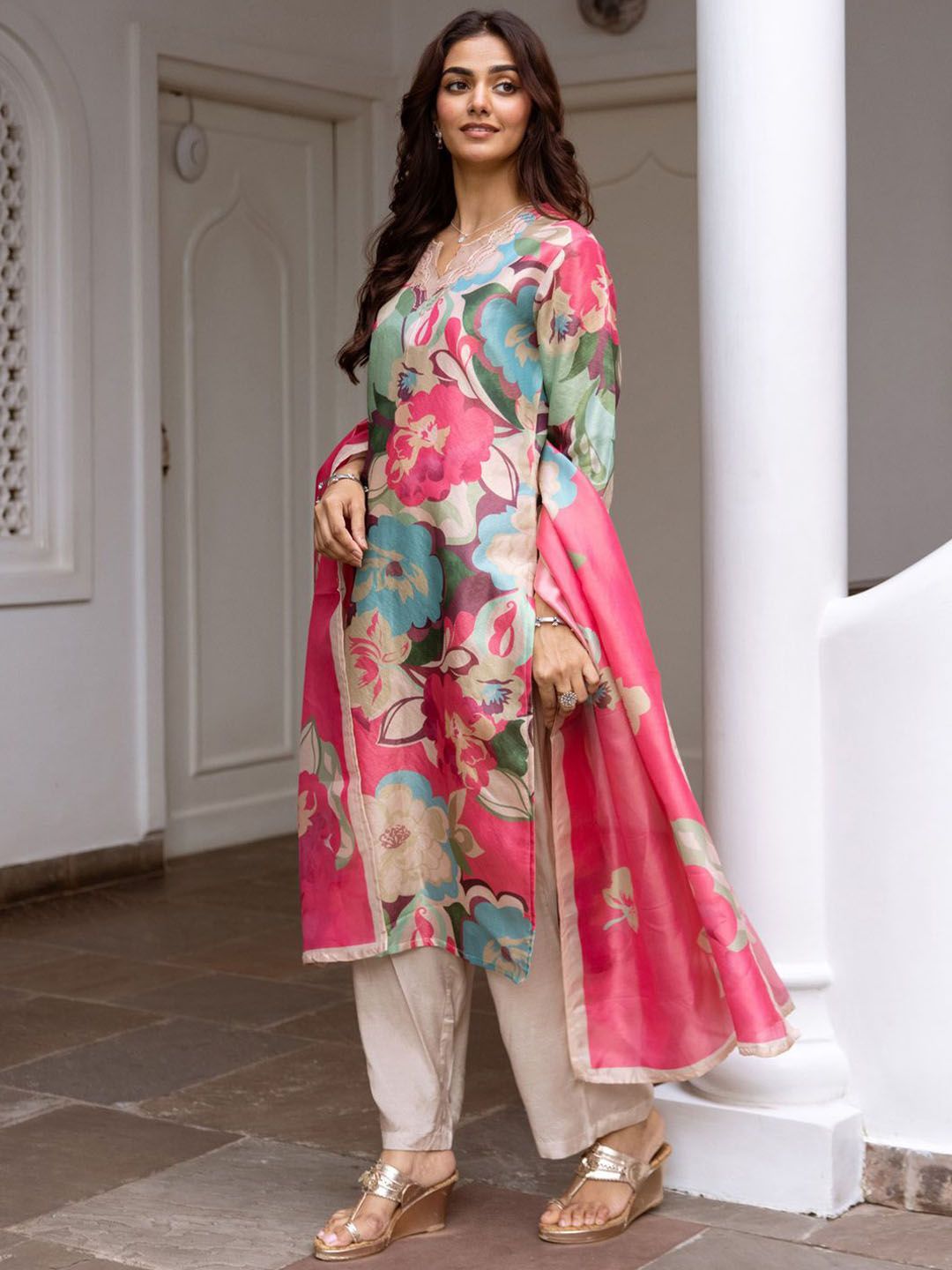 Women Floral Printed Regular Kurta with Trousers & With Dupatta