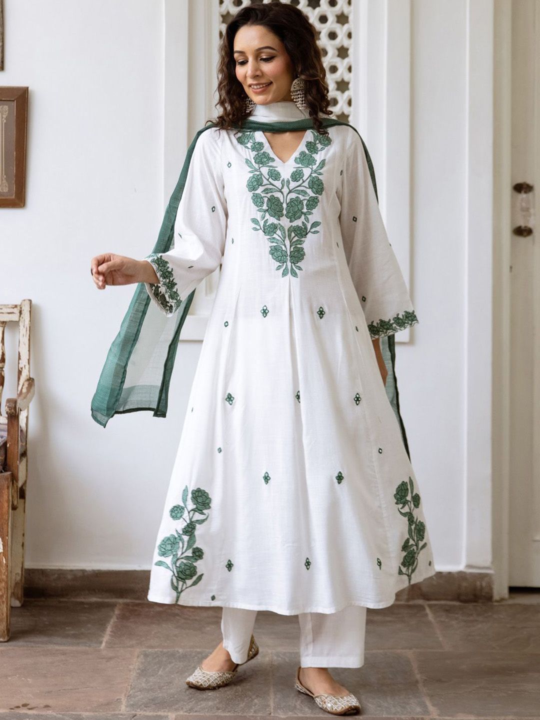 Dhiyona IE Women Floral Embroidered Empire Thread Work Pure Cotton Kurta with Trousers & With Dupatta