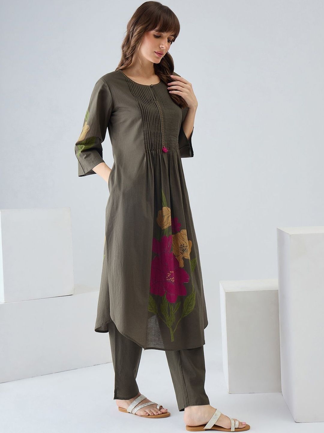 Women Floral Printed Pleated Pure Cotton Kurta with Trousers