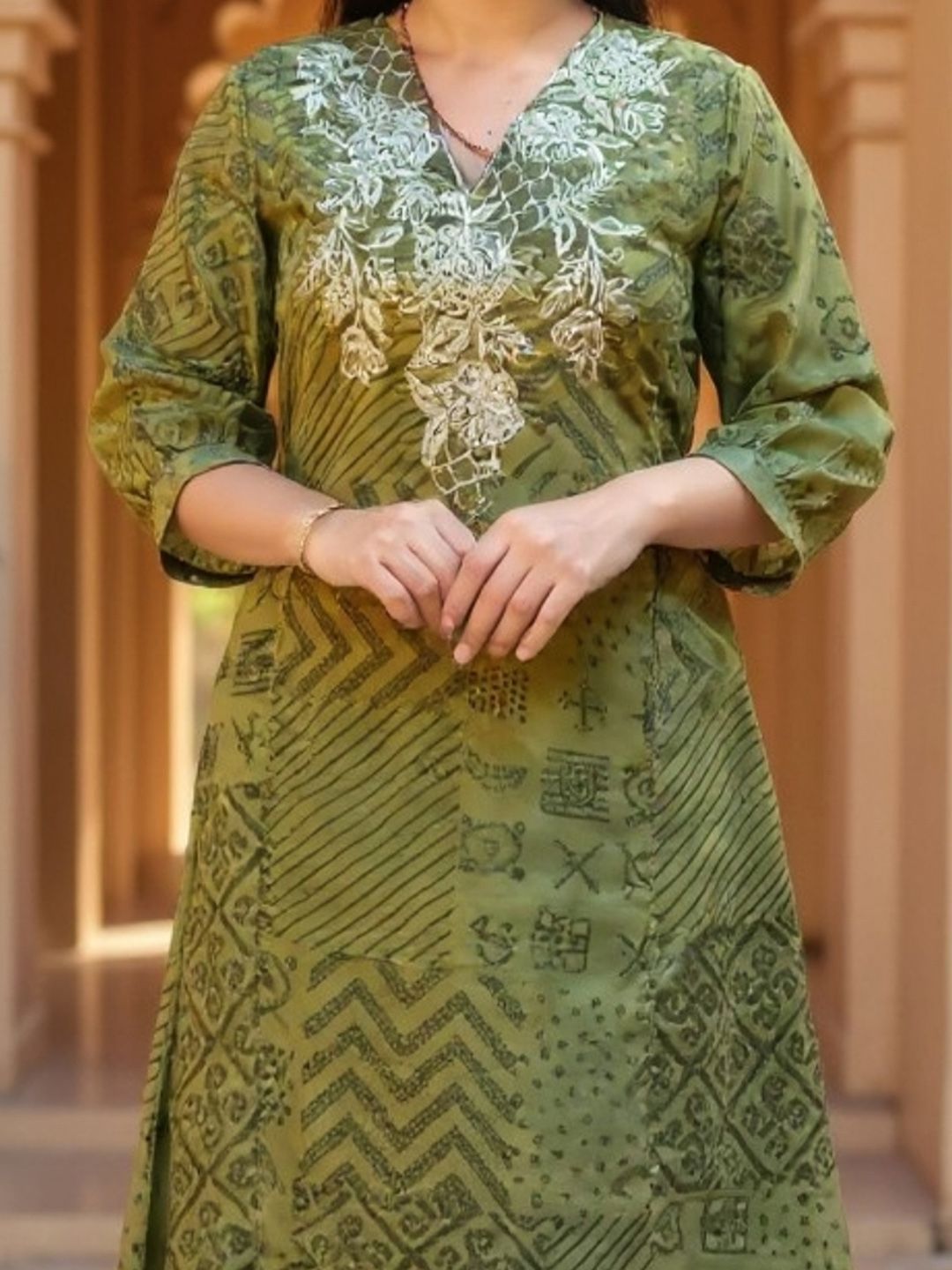 Women Printed Regular Thread Work Kurta with Trousers