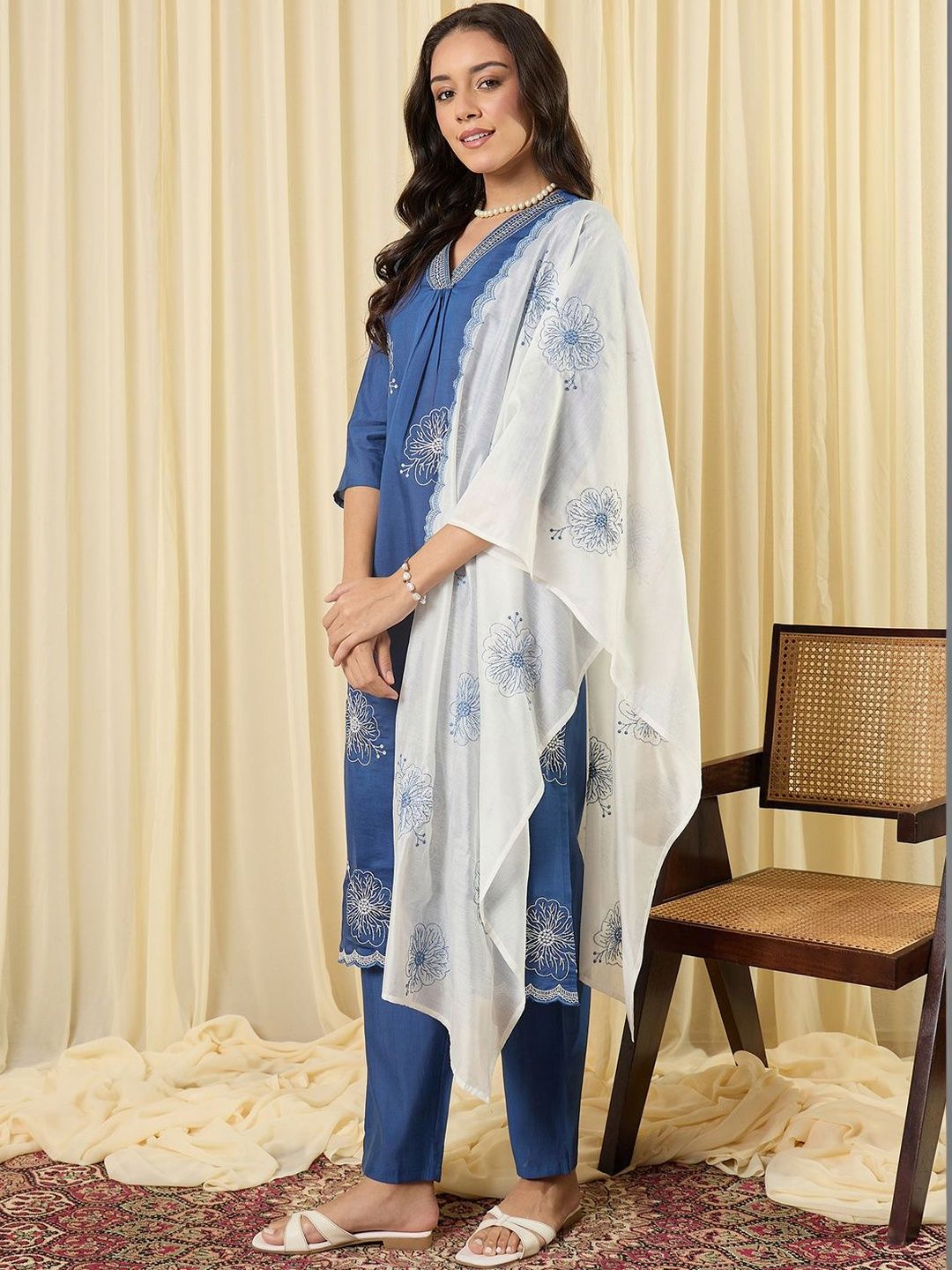 Women Floral Embroidered Regular Thread Work Kurta with Trousers & With Dupatta