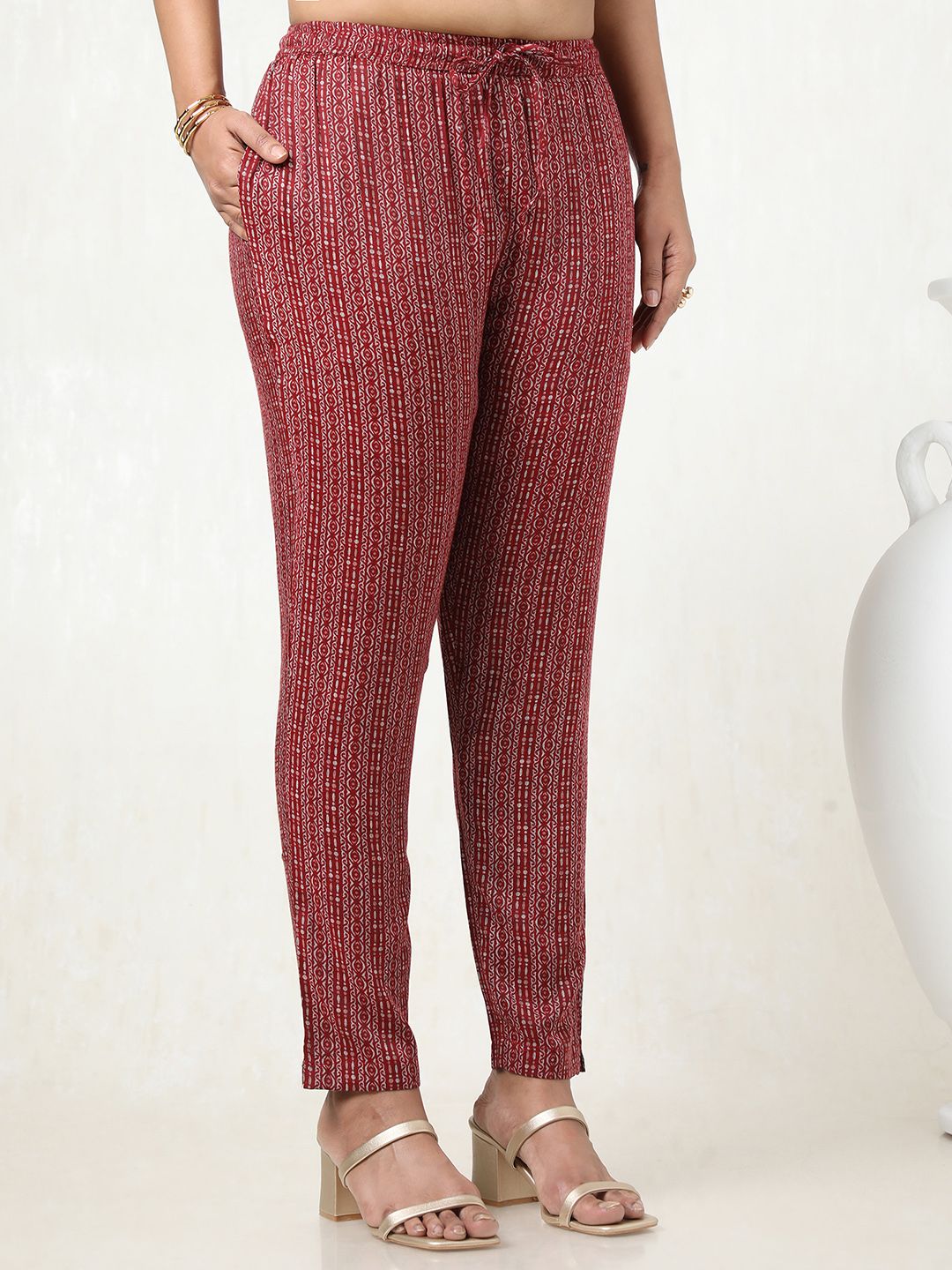 Dhiyona SO Women's Women Floral Printed Regular Gotta Patti Kurta with Trousers