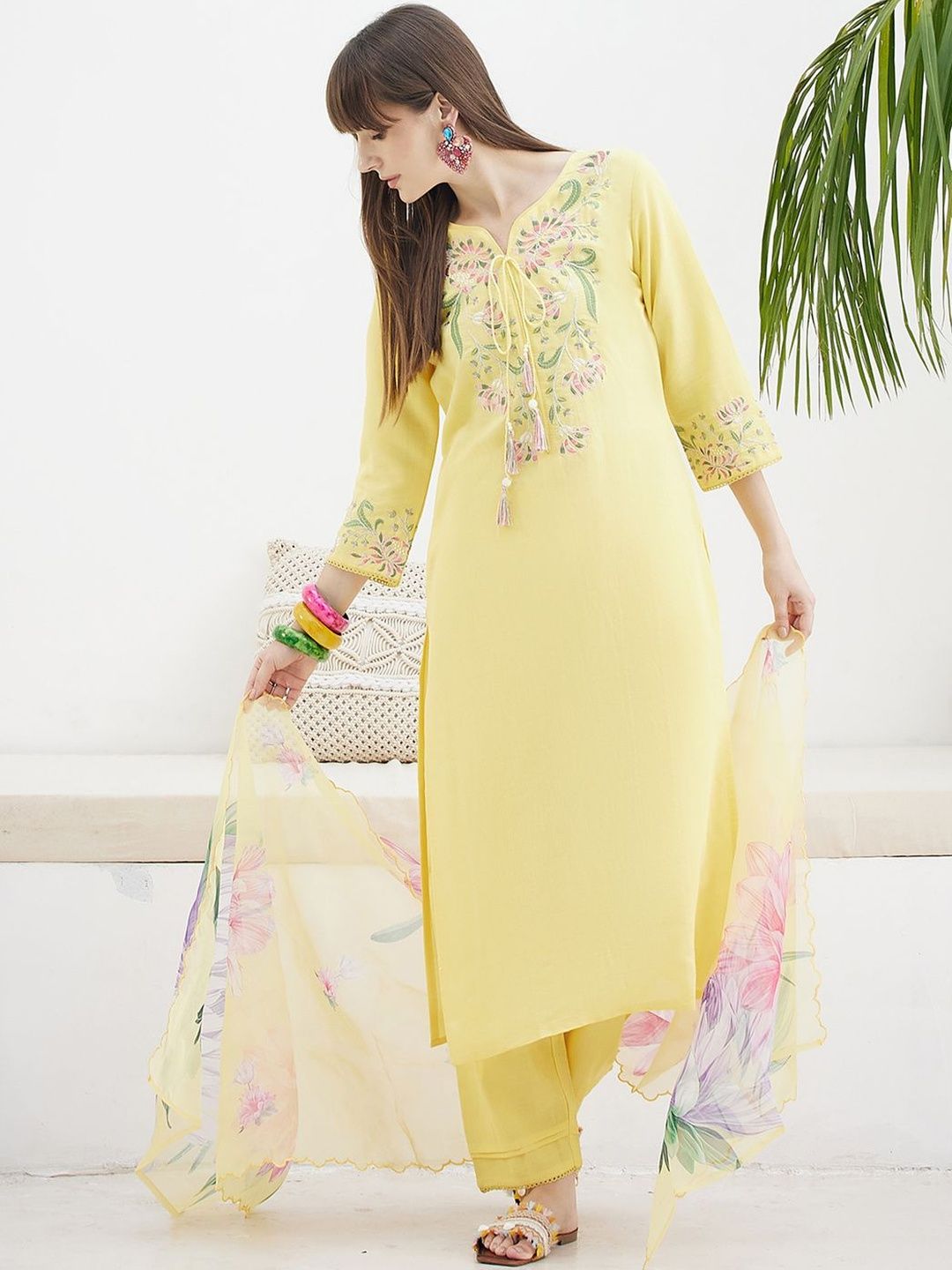 Women Floral Embroidered Regular Thread Work Kurta with Trousers & With Dupatta