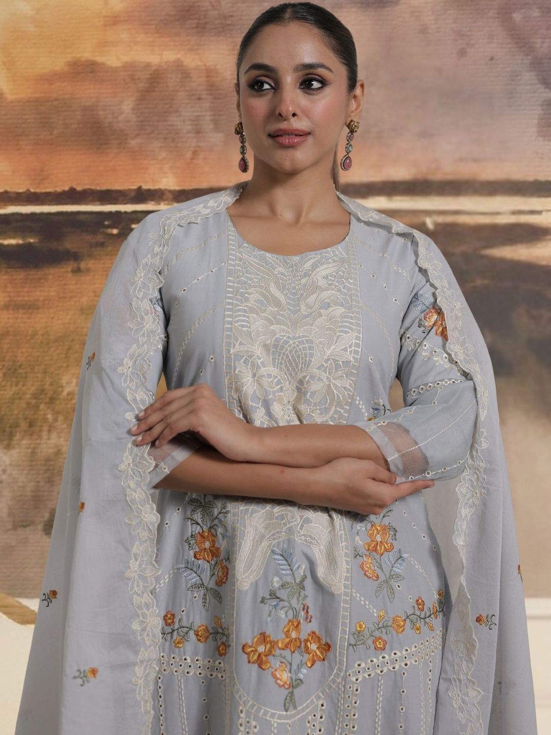 Women Floral Embroidered Regular Thread Work Pure Cotton Kurta with Trousers & With Dupatta