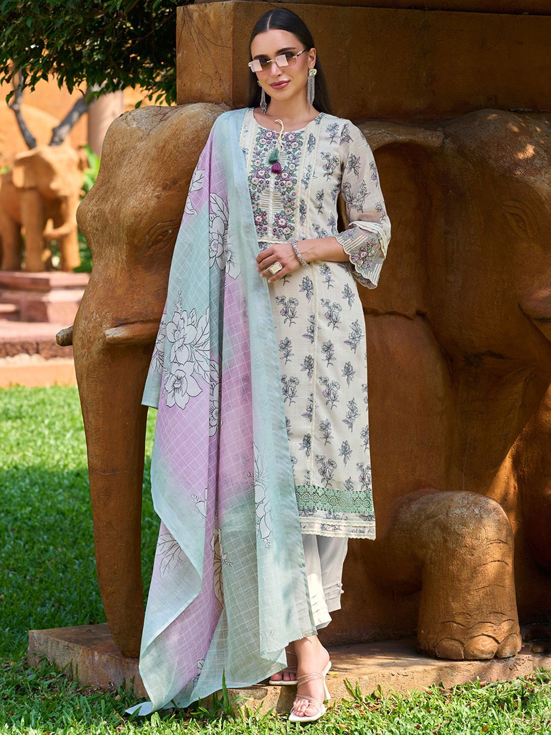 Dhiyona IE Floral Printed Regular Thread Work Pure Cotton Kurta with Trousers & With Dupatta