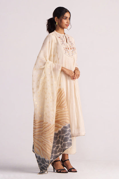 Dhiyona GF Women's Beige Mul-Chanderi Embroidered Kurta Set