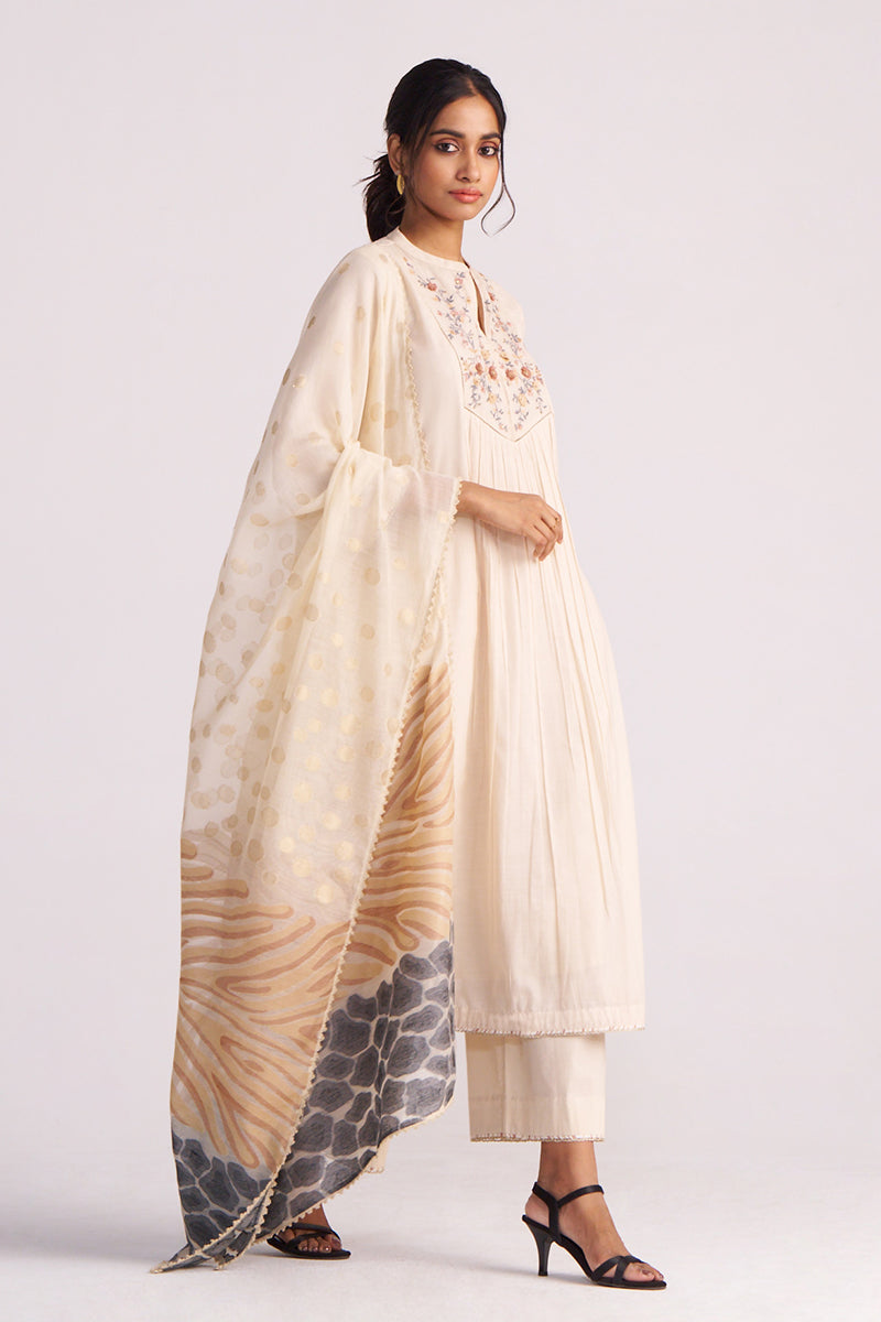 Dhiyona GF Women's Beige Mul-Chanderi Embroidered Kurta Set