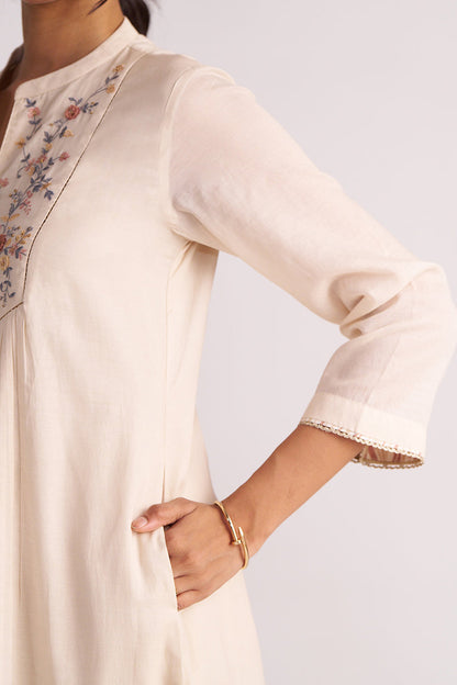 Dhiyona GF Women's Beige Mul-Chanderi Embroidered Kurta Set
