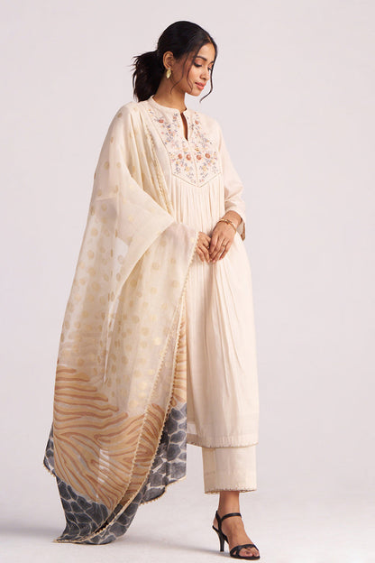 Dhiyona GF Women's Beige Mul-Chanderi Embroidered Kurta Set