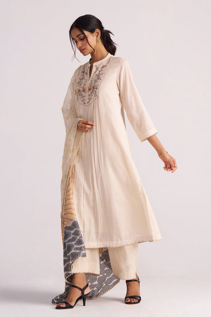 Dhiyona GF Women's Beige Mul-Chanderi Embroidered Kurta Set