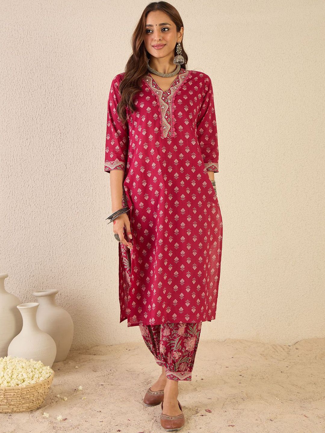 Dhiyona IE Women Floral Printed Regular V-Neck Kurta with Salwar & Dupatta